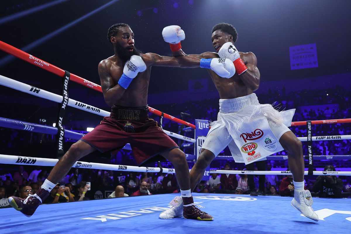 Abdullah Mason and Albert Bell exchange in close quarters as the fight swings in Mason's favor. Abdullah Mason and Albert Bell exchange in close quarters as the fight swings in Mason's favor.