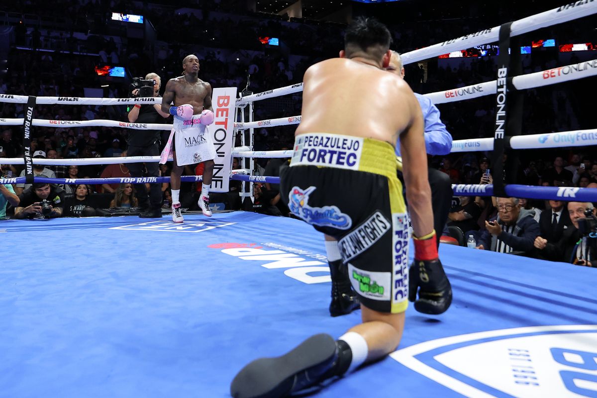 O'Shaquie Foster looks on as Emanuel Navarrete is knocked down and takes a knee for the mandatory eight-count O'Shaquie Foster looks on as Emanuel Navarrete is knocked down and takes a knee for the mandatory eight-count