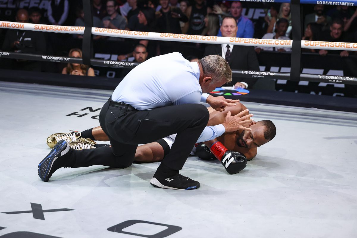 Edwin De Los Santos hits the canvas and does not get up during referee Thomas Taylor's ten count.