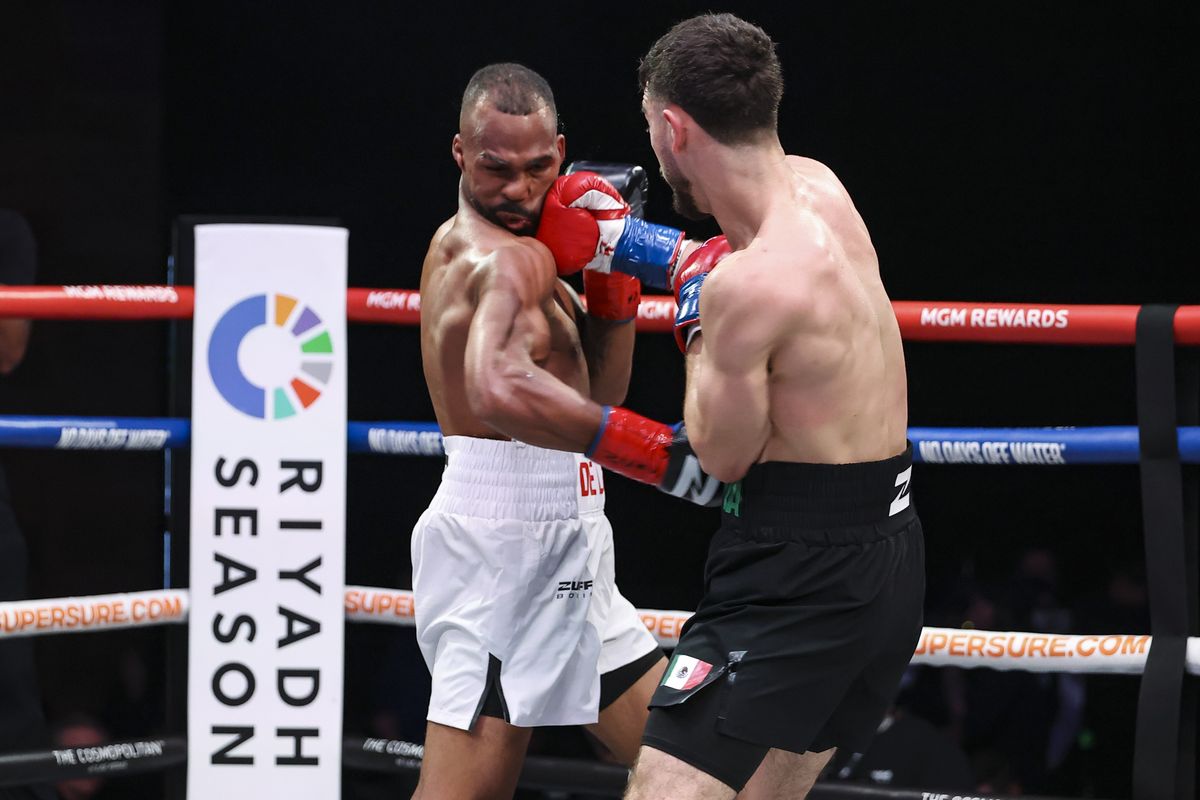 Jose 'Rayo' Valenzuela lands the right hand that overwhelmed De Los Santos at Zuffa 08.