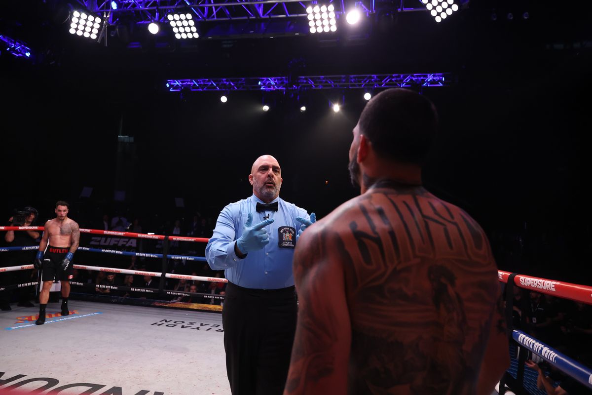 The referee gives Edgar Berlanga a standing 8 count following a knockdown by Steven Butler in the second round The referee gives Edgar Berlanga a standing 8 count following a knockdown by Steven Butler in the second round