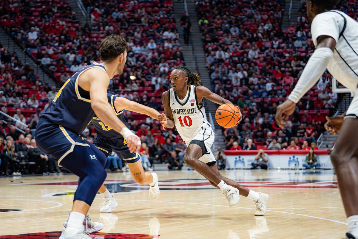 SDSU Guard BJ Davis (10) driving to the basket during a non-conference basketball game against UCSD, Wednesday November 6, 2024 in San Diego, Ca SDSU Guard BJ Davis (10) driving to the basket during a non-conference basketball game against UCSD, Wednesday November 6, 2024 in San Diego, Ca