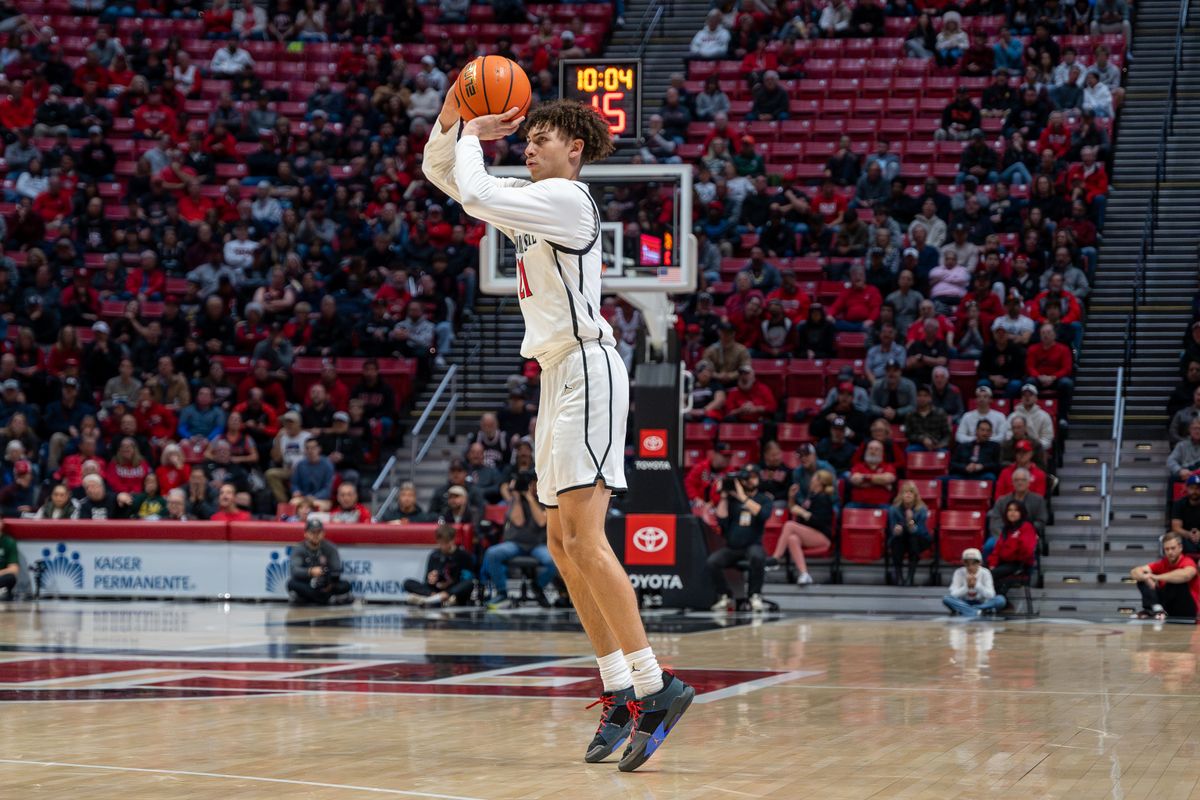 Sophomore guard Miles Byrd (21) shoots a three-pointer during a conference matchup against Colorado State, Tuesday, January 14, 2025, in San Diego, CA. Sophomore guard Miles Byrd (21) shoots a three-pointer during a conference matchup against Colorado State, Tuesday, January 14, 2025, in San Diego, CA.