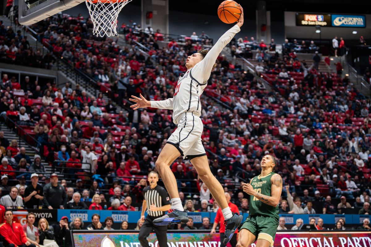 Sophomore guard Miles Byrd (21) dunks during a conference matchup against Colorado State, Tuesday, January 14, 2025, in San Diego, CA. Sophomore guard Miles Byrd (21) dunks during a conference matchup against Colorado State, Tuesday, January 14, 2025, in San Diego, CA.