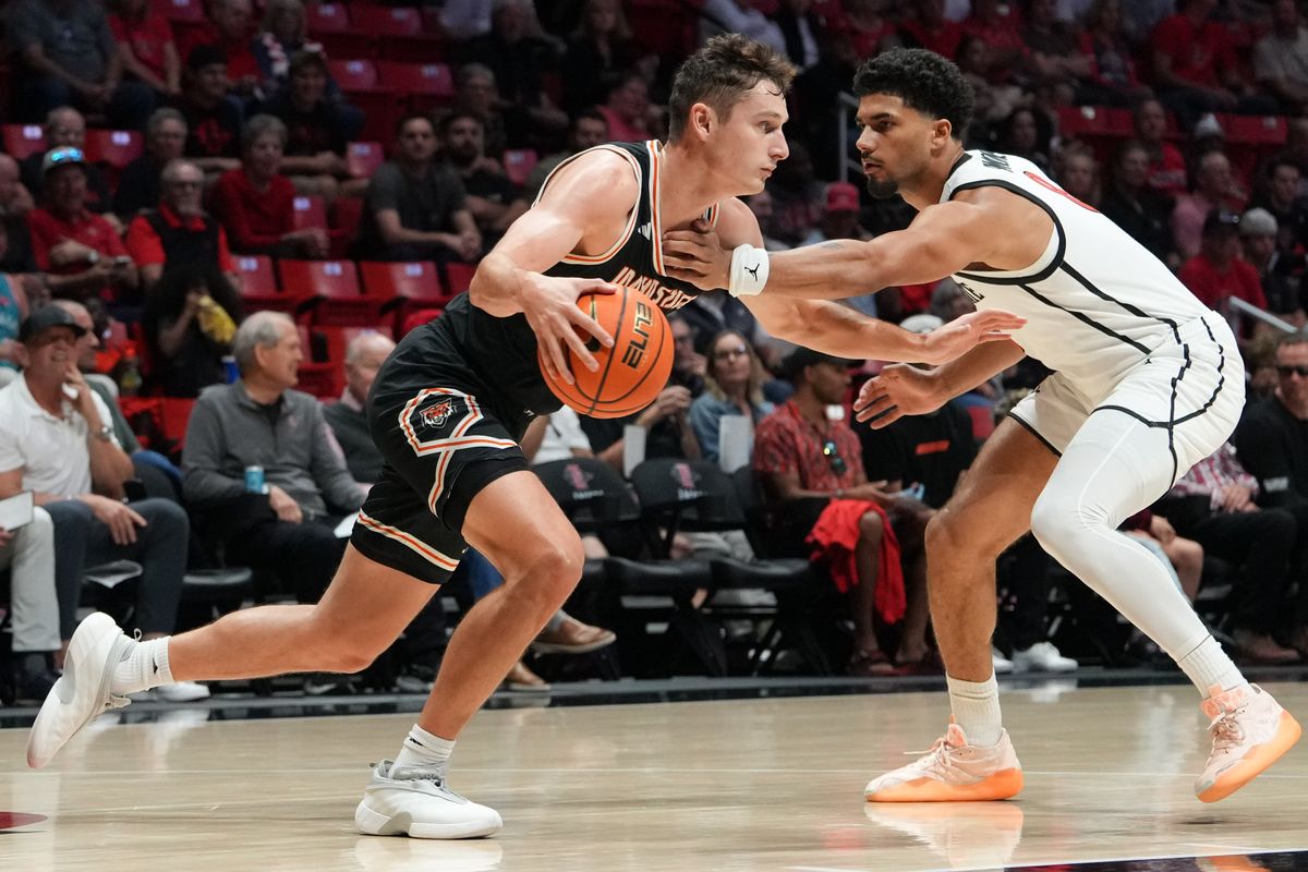 Idaho State forward Connor Hollenbeck (10) dribbles the ball up the court during an NCAA basketball game against SDSU, Sunday November 09, 2025 in San Diego, California.