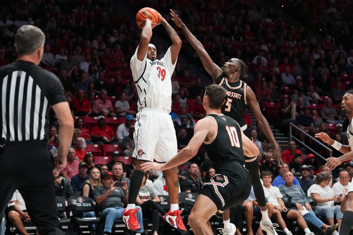SDSU guard Reese Dixon-Waters (39) shoots the ball during an NCAA basketball game against Idaho State, Sunday November 09, 2025 in San Diego, California.