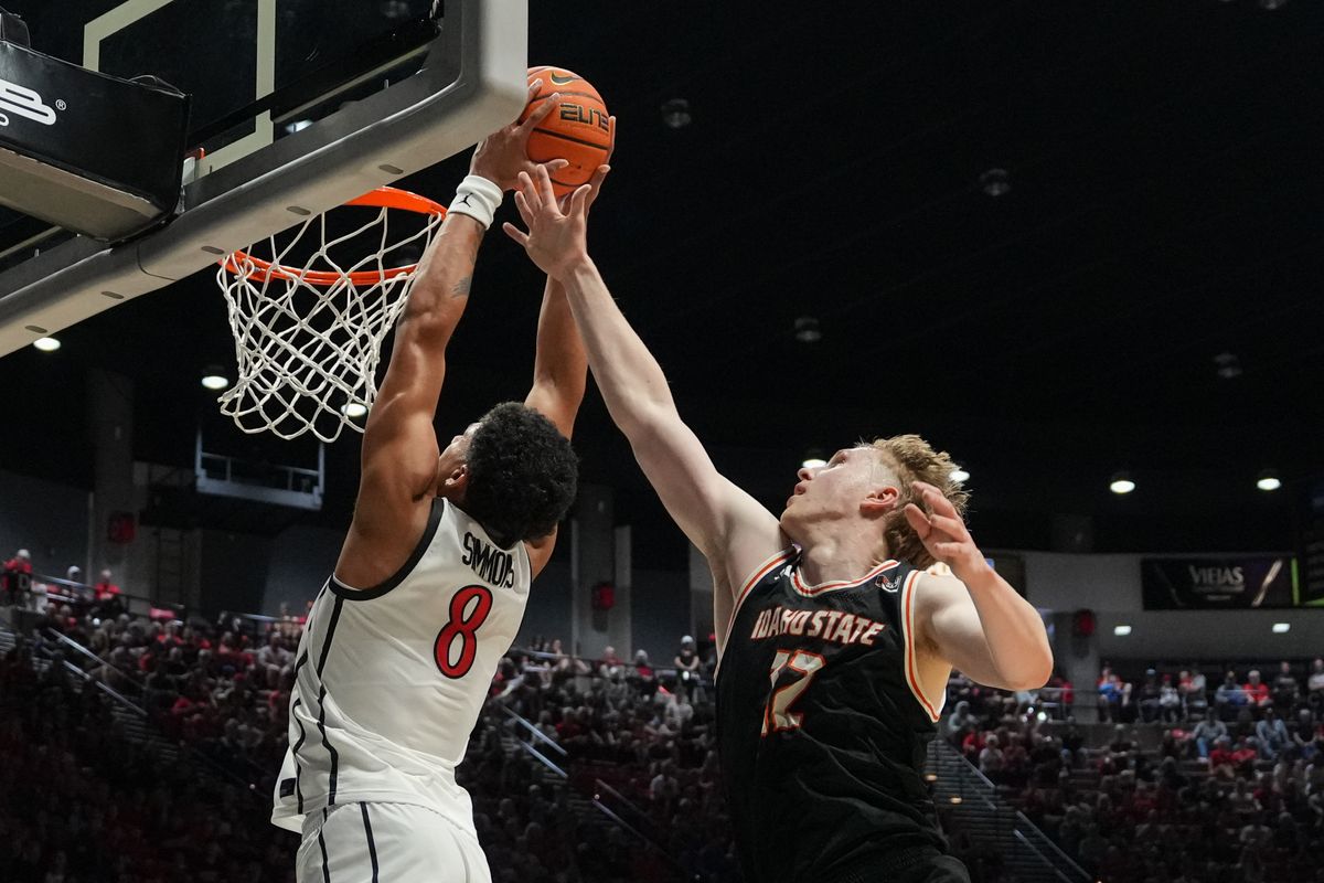 SDSU forward Tae Simmons (8) dunks the ball during an NCAA basketball game against Idaho State, Sunday November 09, 2025 in San Diego, California.