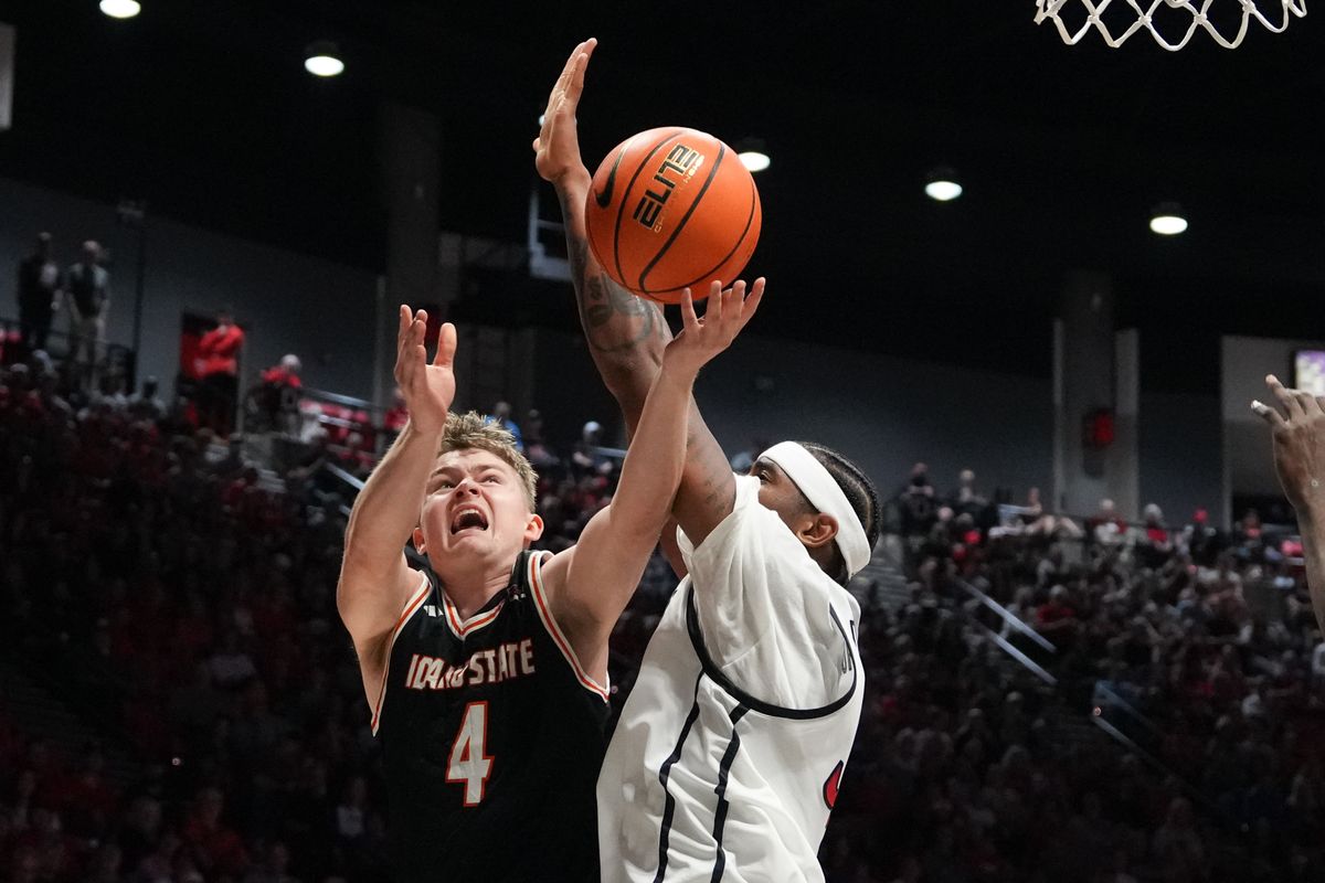 Idaho State guard Jaedyn Brown (4) goes up for a layup during an NCAA basketball game against SDSU, Sunday November 09, 2025 in San Diego, California.
