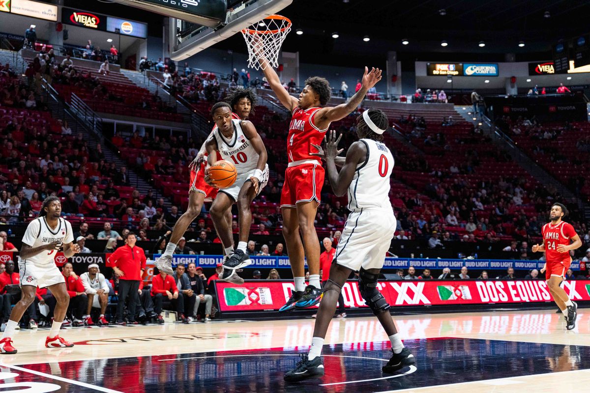 San Diego State guard BJ Davis (10) passes to forward Magoon Gwath (0) an NCAA Basketball game between Lamar and San Diego State, Wednesday December 10, 2025 at Viejas Arena in San Diego, Calif.