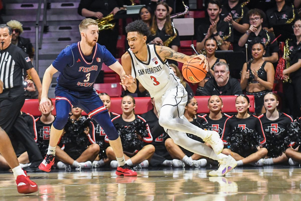 SDSU  Miles Byrd (21) drives to the basket during an NCAA men’s basketball game against  Fresno State.  Saturday January 10, 2026 in  San Diego, California.