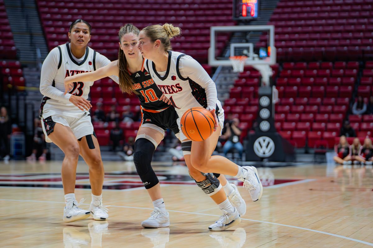 San Diego State Guard Erin Houpt (1) dribbling past Idaho State's Forward Alyse Aby (10) during a non-conference game against Idaho State, Monday November 11, 2024 in San Diego California. San Diego State Guard Erin Houpt (1) dribbling past Idaho State's Forward Alyse Aby (10) during a non-conference game against Idaho State, Monday November 11, 2024 in San Diego California.