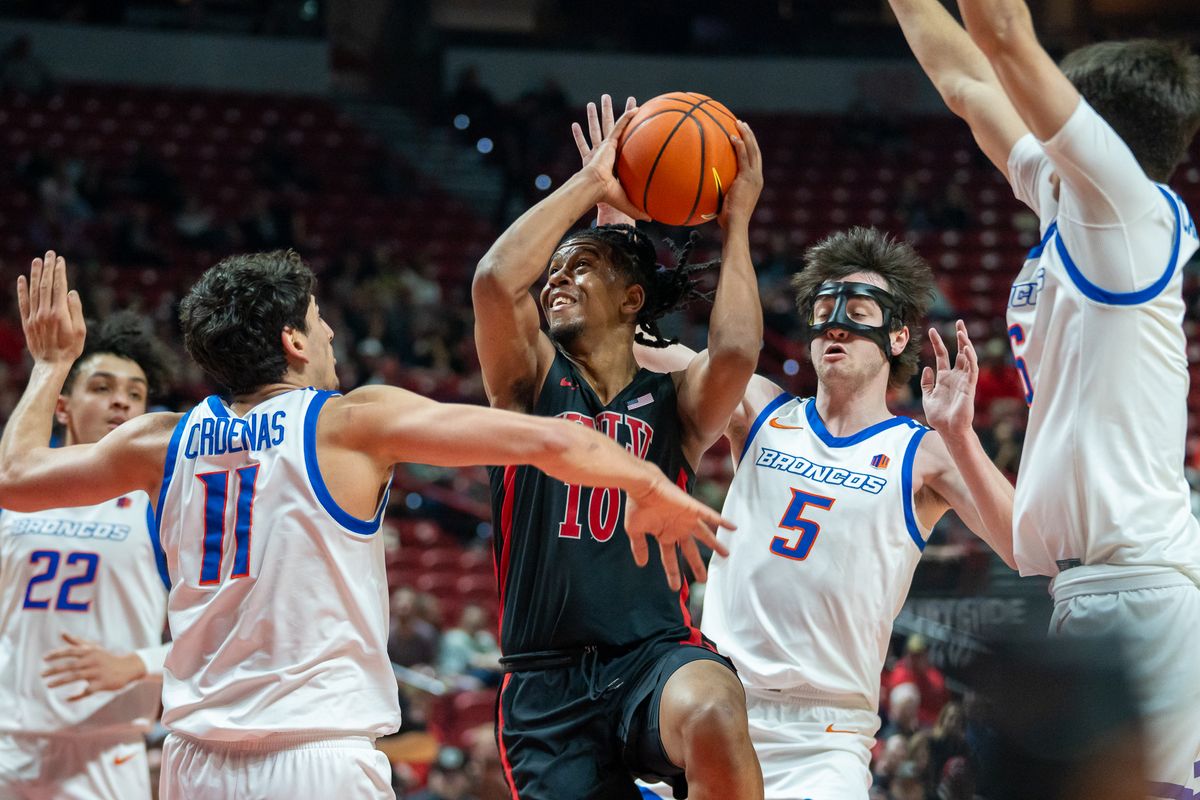 UNLV guard Jaden Henley (10) drives through the paint past Boise’s defense during college basketball game against Boise State on Tuesday February 4, 2025 in Las Vegas. 