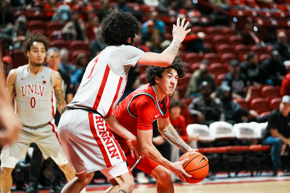 New Mexico guard  Uriah Tenette (4) scans the court while guarded by UNLV Al Green (7) during second half of college basketball game against UNLV  on Tuesday, January 27, 2026 at Thomas & Mack Arena in Las Vegas.