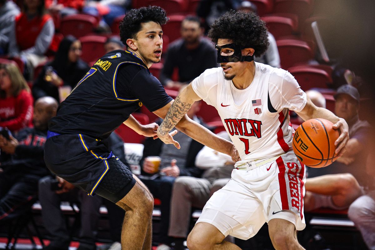 UNLV Runnin' Rebels G Al Green (7) looks to pass the ball while defended by a San Jose State Spartans player on Tuesday February 10, 2026, in Las Vegas, Nevada. 