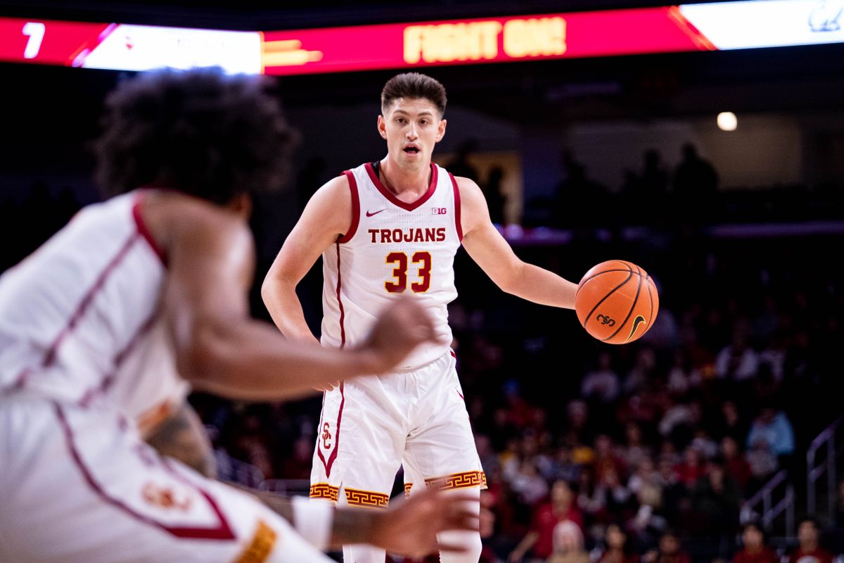 USC Trojans forward Josh Cohen (33) passes the ball to teammate USC Trojans forward Saint Thomas (0) during the 1st half of the game against the California Golden Bears on Sunday, November 17th, 2024, at Galen Center in Los Angeles, CA.