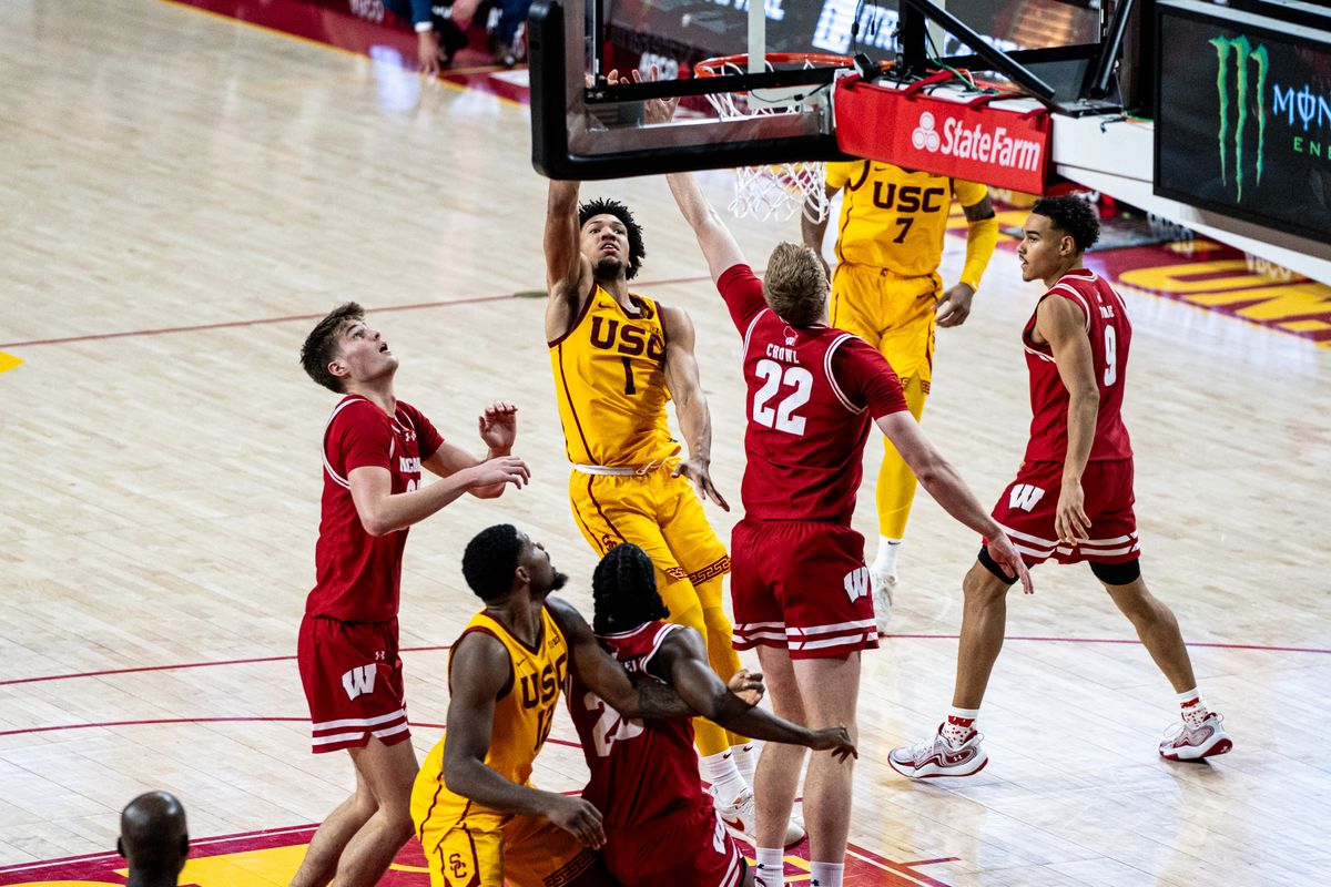 USC Trojans G Desmond Claude (1) scores a tough layup in the game against Wisconsin on Saturday, January 18th, 2025, at Galen Center in Los Angeles, CA.