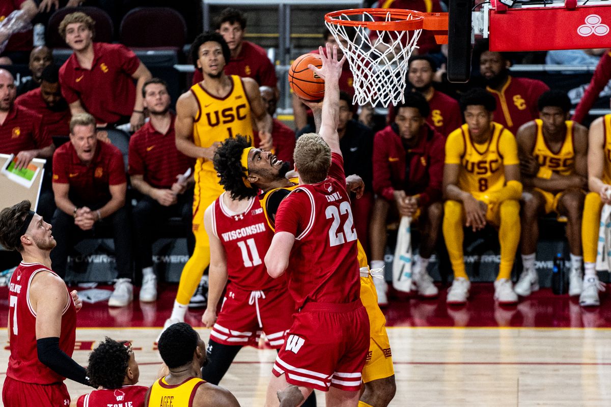 USC Trojans G Saint Thomas (0) scores on two defenders in the game against Wisconsin on Saturday, January 18th, 2025, at Galen Center in Los Angeles, CA.