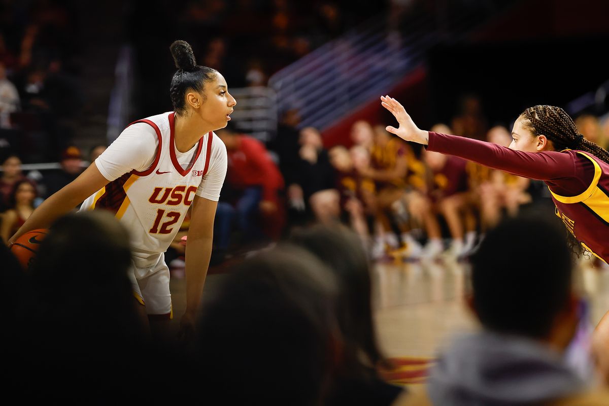USC Trojans Guard Juju Watkins (14) faces a defender during game against Minnesota Golden Gophers on Thursday, January 30, 2025 in Los Angeles, CA. USC Trojans Guard Juju Watkins (14) faces a defender during game against Minnesota Golden Gophers on Thursday, January 30, 2025 in Los Angeles, CA.