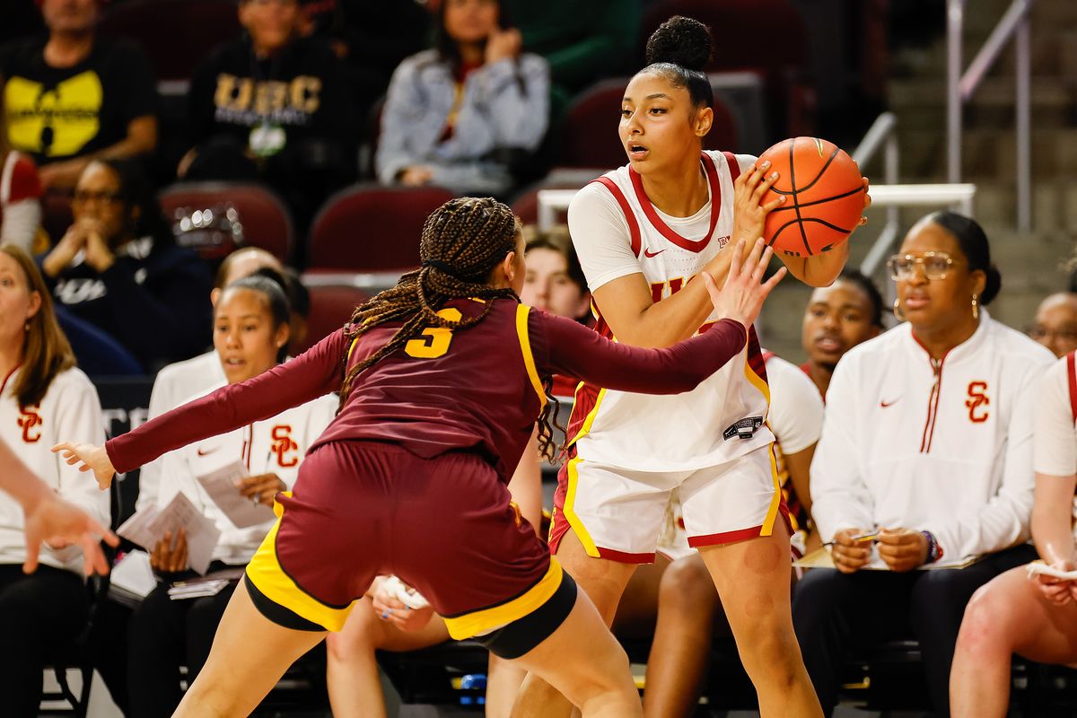 USC Trojans Guard Juju Watkins (14) looks for teammate during game against Minnesota Golden Gophers on Thursday, January 30, 2024 in Los Angeles, CA. USC Trojans Guard Juju Watkins (14) looks for teammate during game against Minnesota Golden Gophers on Thursday, January 30, 2024 in Los Angeles, CA.