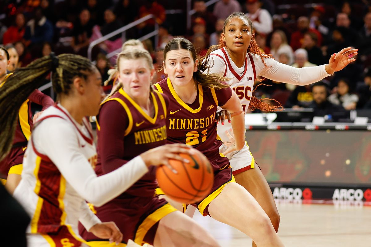 USC Trojans Guard Kiki Iriafen (44) takes a pass during game against Minnesota Golden Gophers on Thursday, January 30, 2025 in Los Angeles, CA. USC Trojans Guard Kiki Iriafen (44) takes a pass during game against Minnesota Golden Gophers on Thursday, January 30, 2025 in Los Angeles, CA.