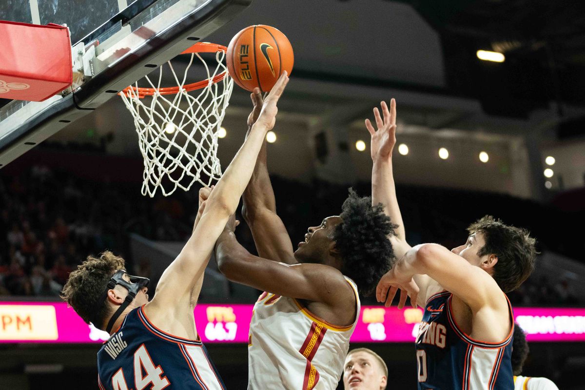  USC forward Ezra Ausar (2) attacks the basket during a Big 10 basketball game against Illinois, on Wednesday,February 18th, 2026 in Los Angeles, California