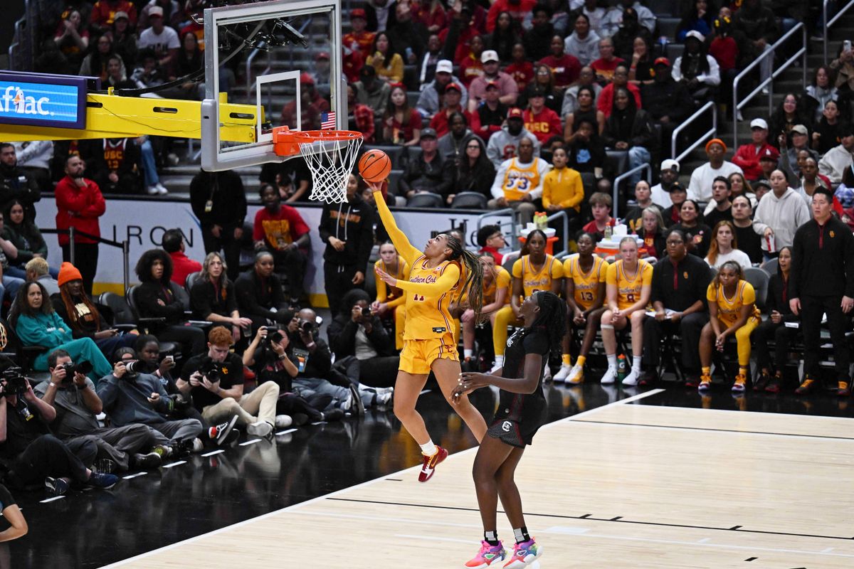 USC guard Kennedy Smith (11) scores a layup during an NCAA basketball game against the South Carolina Gamecocks, Saturday November 15th, 2025 in Los Angeles, Calif.