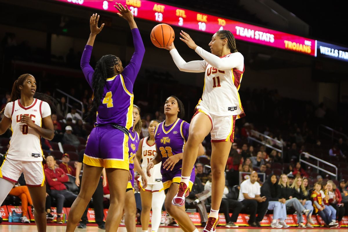 #11 G Kennedy Smith of USC makes a pass during an NCAA basketball game against Tennessee Tech on November 25, 2025 in Los Angeles, CA.