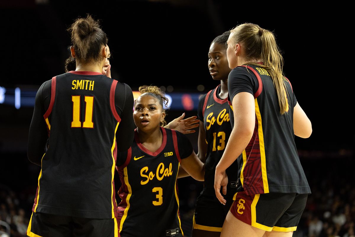 USC guard Londynn Jones (3) huddles with her teammates during a Big Ten college basketball game against the Washington Huskies, Sunday December 7, 2025 in Los Angeles.