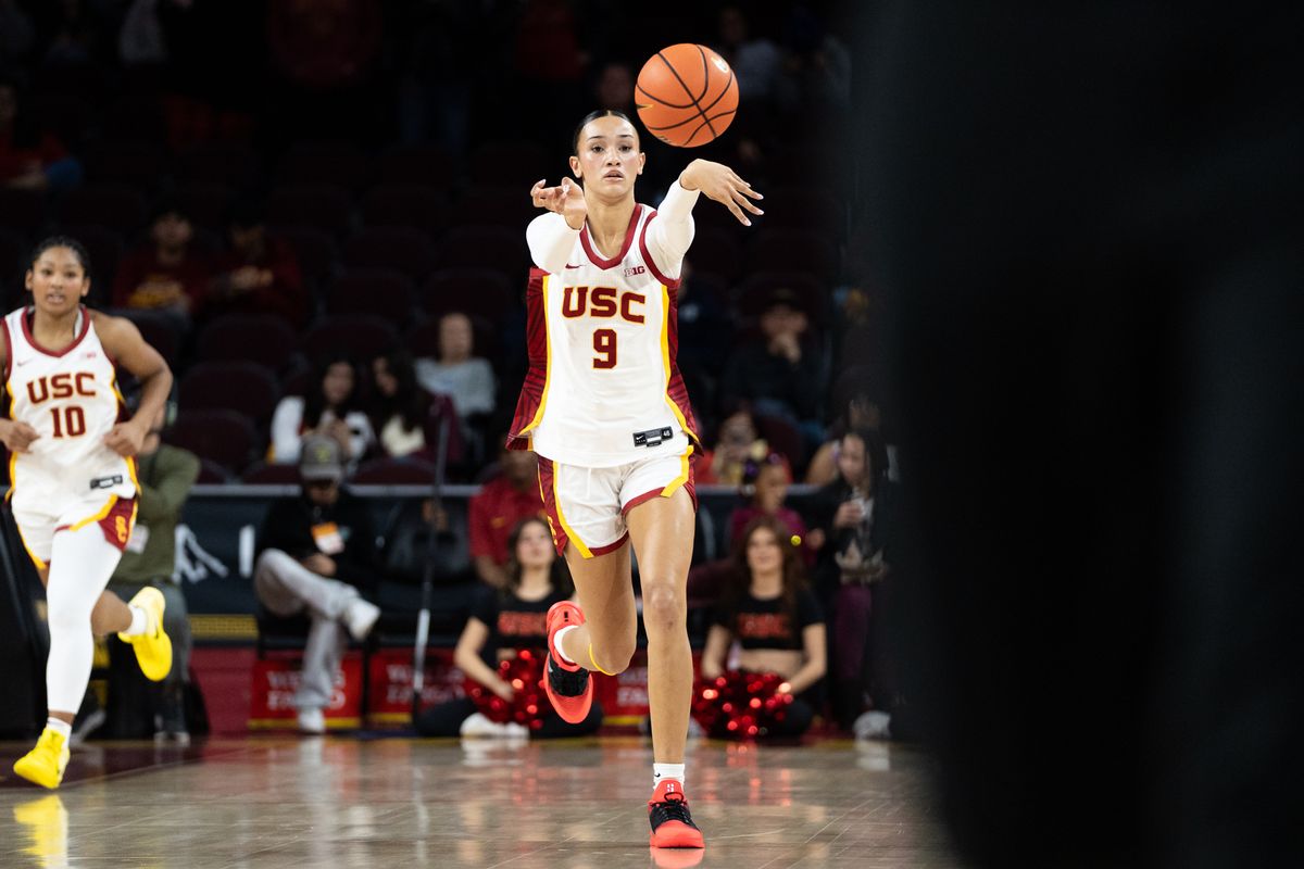 USC Trojans Guard Jazzy Davidson (9) passes the ball up court during a women's college basketball game against the Oregon Ducks, Tuesday January 6th, 2026 at Galen Center in Los Angeles, Calif.