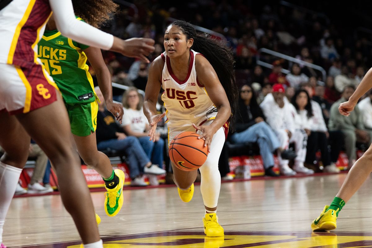 USC Trojans Guard Malia Samuels (10) attacks the lane during a women's college basketball game against the Oregon Ducks, Tuesday January 6th, 2026 at Galen Center in Los Angeles, Calif.