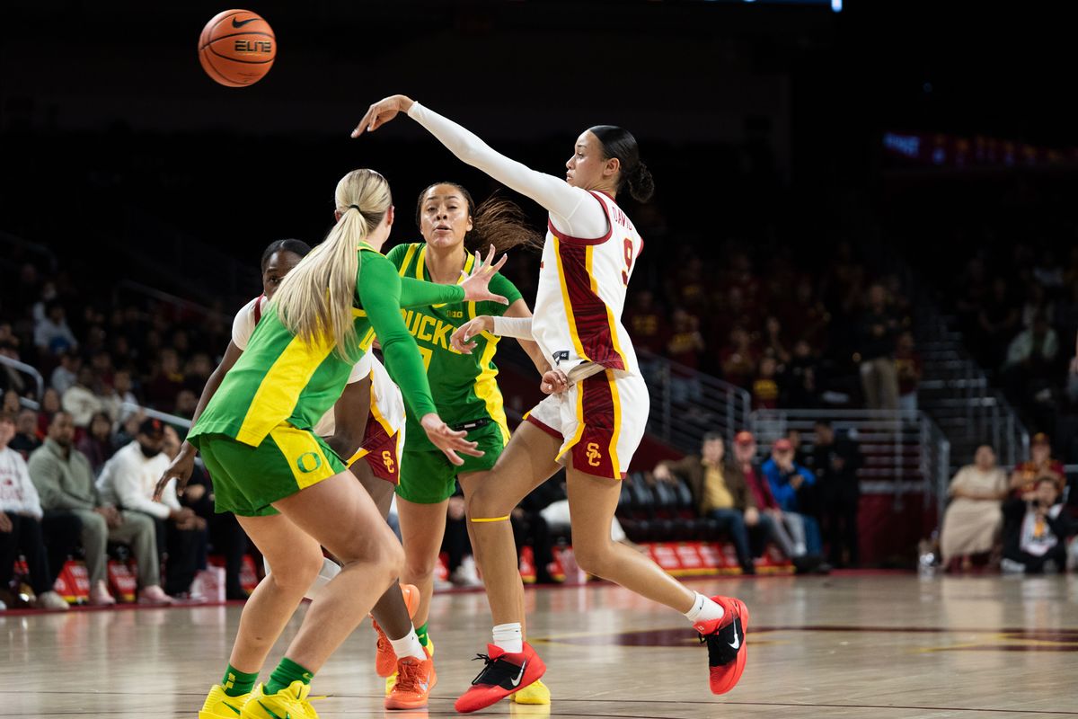 USC Trojans Guard Jazzy Davidson (9) throws a cross court pass during a women's college basketball game against the Oregon Ducks, Tuesday January 6th, 2026 at Galen Center in Los Angeles, Calif.