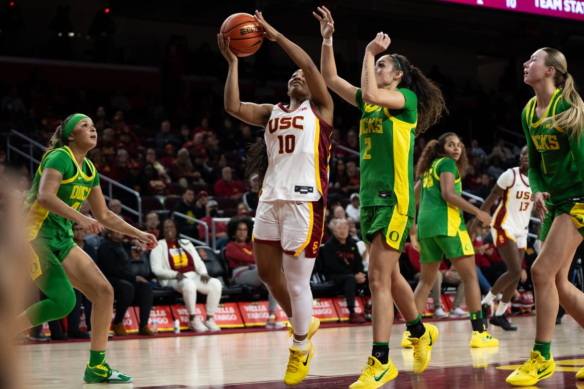 USC Trojans Guard Malia Samuels (10) attacks the rim and scores on a tough lay up during a women's college basketball game against the Oregon Ducks, Tuesday January 6th, 2026 at Galen Center in Los Angeles, Calif.