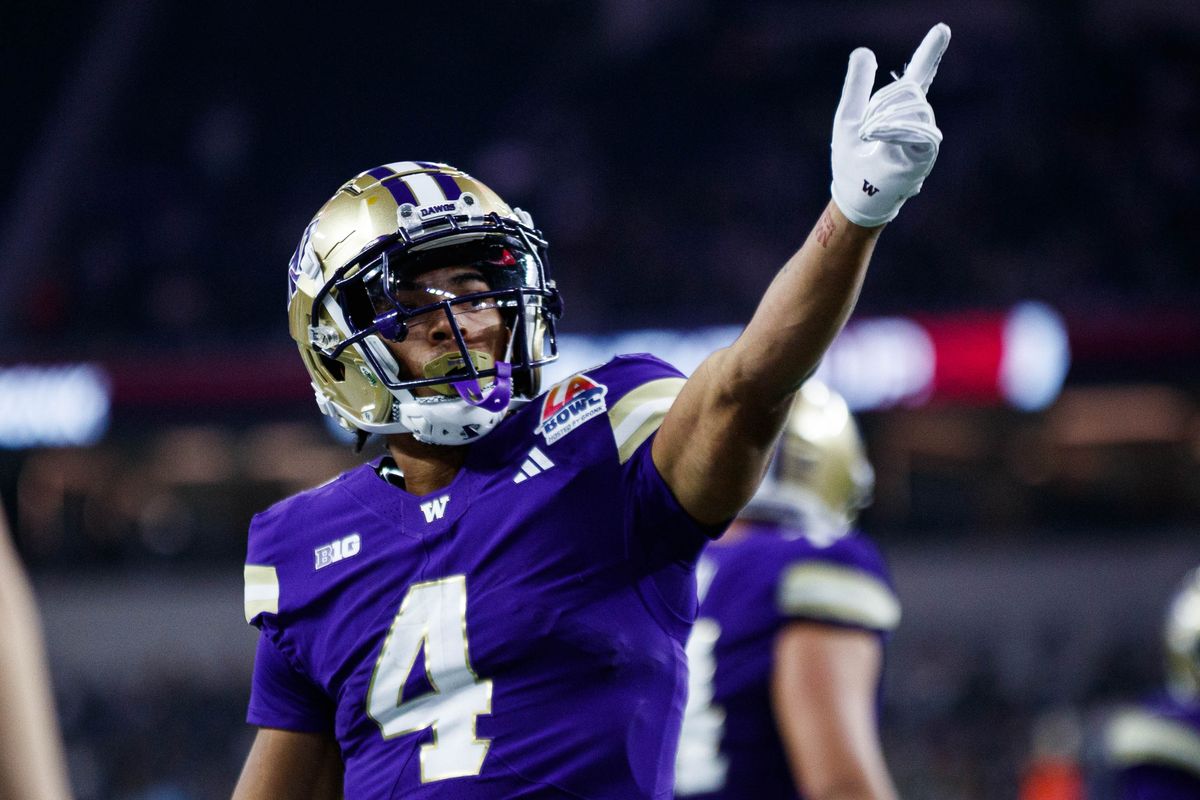 Washington Huskies safety CJ Christian (4) signals first down during the LA Bowl against the Boise State Broncos on December 13, 2025 in Los Angeles, California.
