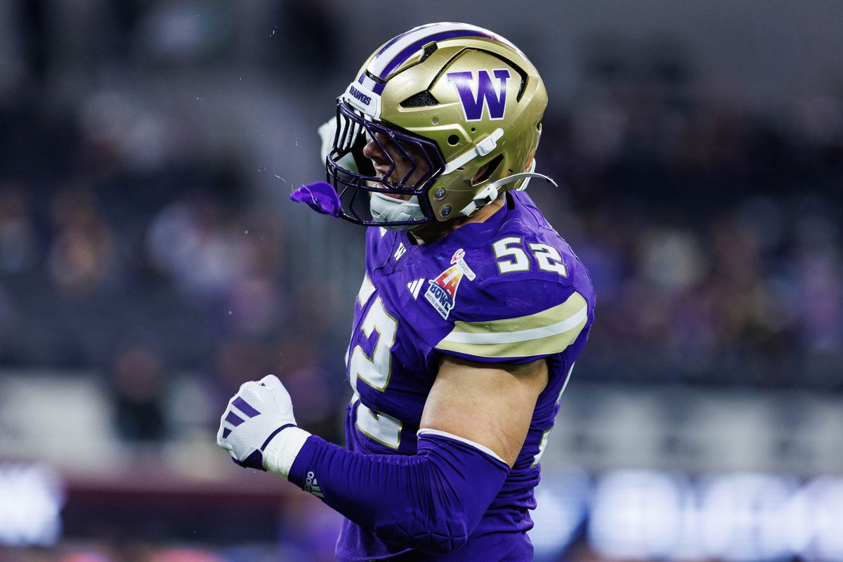 Washington Huskies EDGE Devin Hyde (52) celebrates after a tackle during the LA Bowl against the Boise State Broncos on December 13, 2025 in Los Angeles, California.