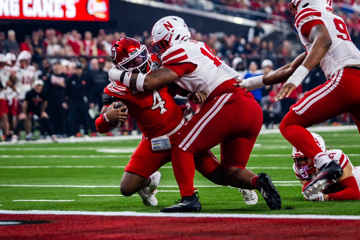Utah Utes quarterback Devon Dampier (4) reaches for the endzone for a touchdown during the SRS Distribution Las Vegas Bowl game between the Nebraska Huskers and the Utah Utes, Sunday December 31, 2025 in Las Vegas, Nev.