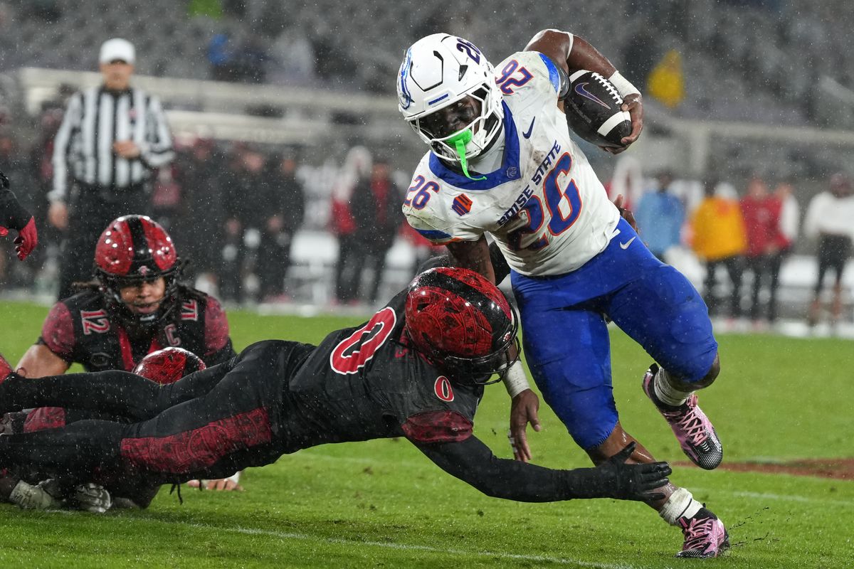 Boise State running back Sire Gaines (26) runs up the field during an NCAA football game against SDSU, Saturday November 15, 2025 in San Diego, California.