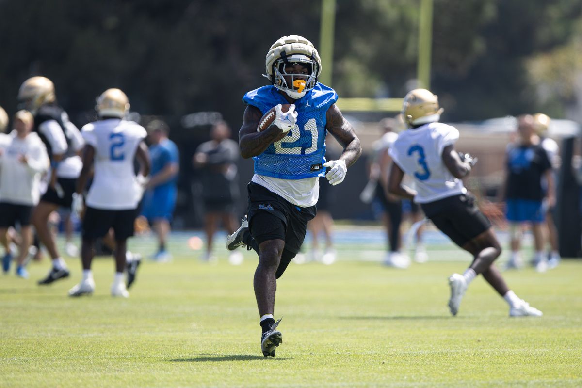 UCLA running back Jaivian Thomas (21) takes a handoff during practice on Friday, Aug. 7, 2026, at Wasserman Football Center in Los Angeles, CA. UCLA running back Jaivian Thomas (21) takes a handoff during practice on Friday, Aug. 7, 2026, at Wasserman Football Center in Los Angeles, CA.