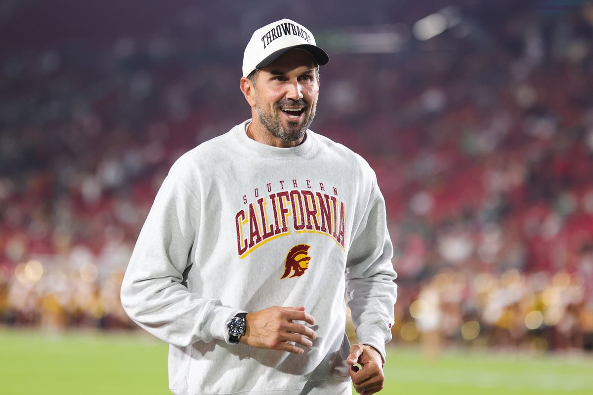 Former USC QB and 2004 Heisman Trophy winner Matt Leinart takes the fireld prior to an NCAA game against Michigan State, September 20, 2025 in Los Angeles, CA.