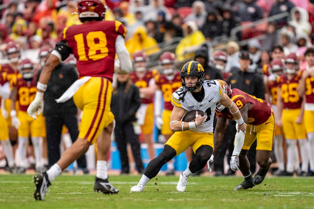 Iowa Hawkeyes wide receiver, Kaden Wetjen (21) attempts a juke move during an NCAAF football game against the USC Trojans on November 15, 2025 in Los Angeles, CA. Iowa Hawkeyes wide receiver, Kaden Wetjen (21) attempts a juke move during an NCAAF football game against the USC Trojans on November 15, 2025 in Los Angeles, CA.