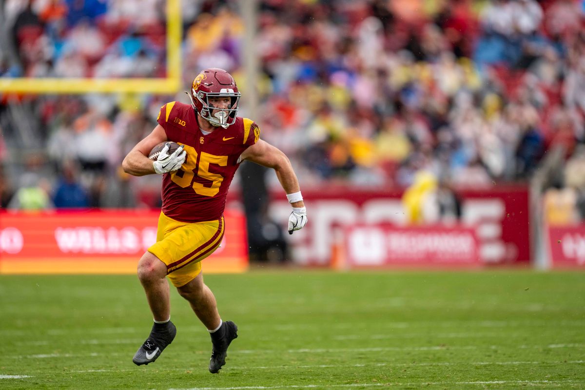 USC Trojans tight end, Walker Lyons (85) finds plenty of open space during an NCAAF football game against the Iowa Hawkeyes on November 15, 2025 in Los Angeles, CA. USC Trojans tight end, Walker Lyons (85) finds plenty of open space during an NCAAF football game against the Iowa Hawkeyes on November 15, 2025 in Los Angeles, CA.