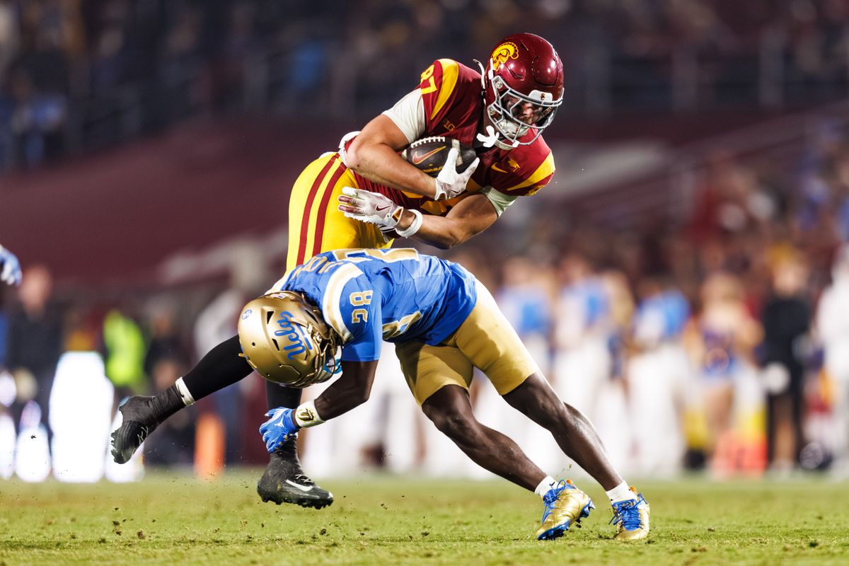 Southern California Trojans tight end Lake McRee (87) gets swept while running the ball during an NCAAF game against the UCLA Bruins on November 29, 2025 in Los Angeles, CA.