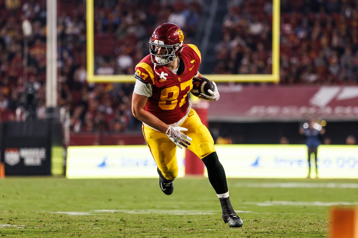 Southern California Trojans tight end Lake McRee (87) runs the ball during a NCAAF game against the UCLA Bruins on November 29, 2025 in Los Angeles, CA.