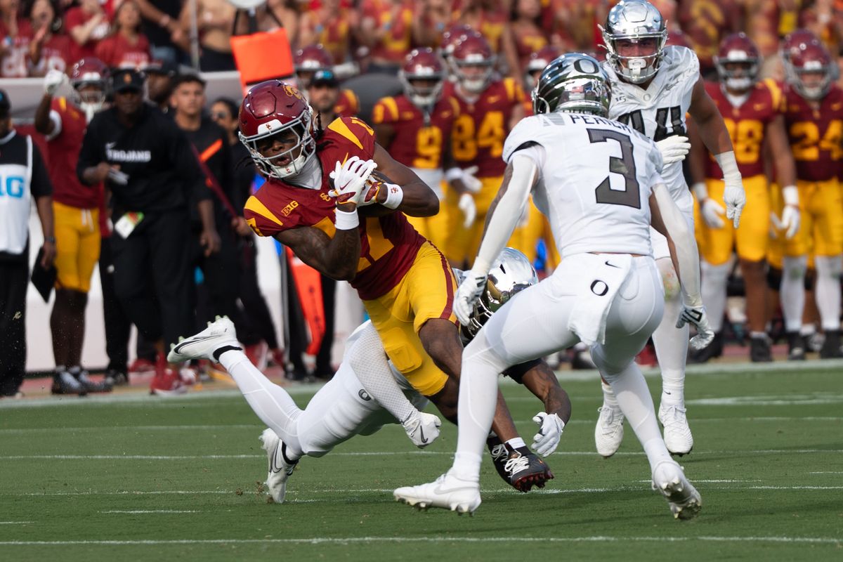 USC Trojan WR Kayden Dixon-Wyatt (17) catches a pass between defenders during an NCAA football game against the Oregon Ducks on September 26, 2026 in Los Angeles, CA. USC Trojan WR Kayden Dixon-Wyatt (17) catches a pass between defenders during an NCAA football game against the Oregon Ducks on September 26, 2026 in Los Angeles, CA.