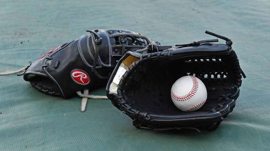 Report: Cuban pitcher expected to sign for record bonus (MLB)