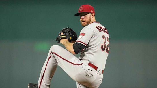RHP Chris Devenski won't opt out, remains with hometown Angels (MLB)