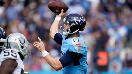 Titans start fast, hold off Raiders 24-22 (NFL)