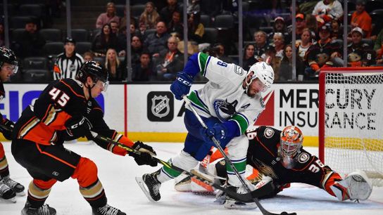 Canucks get milestone from Elias Pettersson, extend Ducks' skid (NHL)