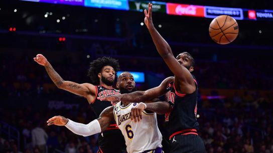 Bulls hold off Lakers in LeBron James' return from injury (NBA)