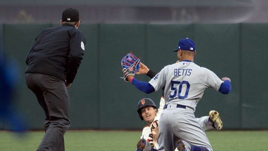 Dodgers ponder playing Mookie Betts at shortstop (MLB)