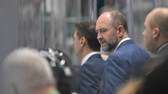 Peter DeBoer guides Stars against former Vegas team (NHL)